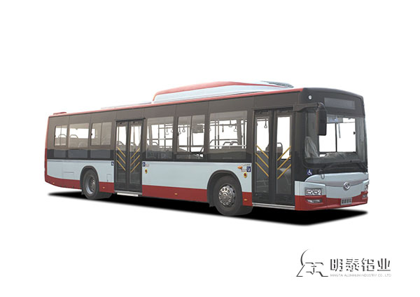 ?行驶在城市中的铝制客车，携手共筑绿色城市