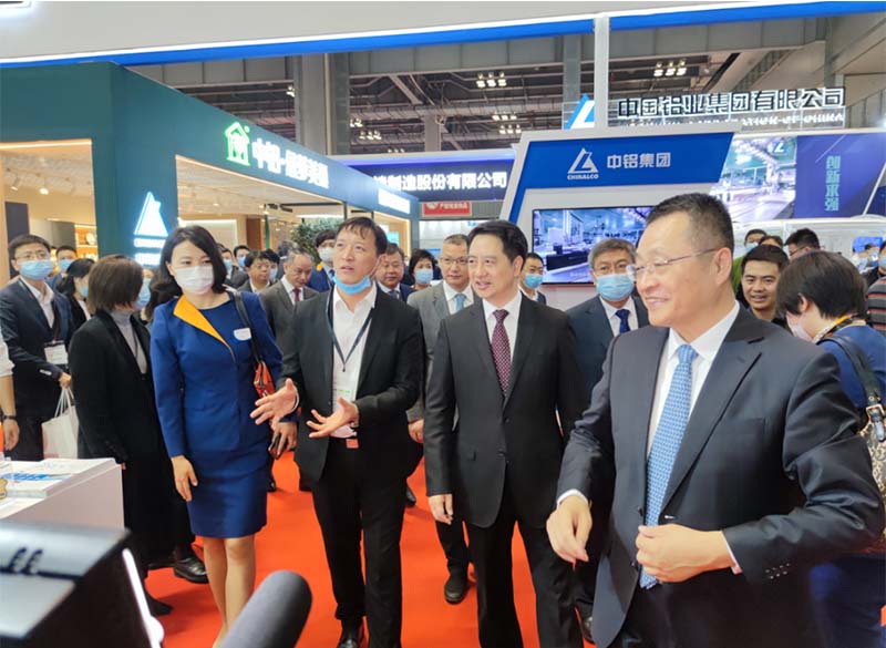 全国政协常委、中国有色金属工业协会党委书记葛红林等领导到公司展位参观指导